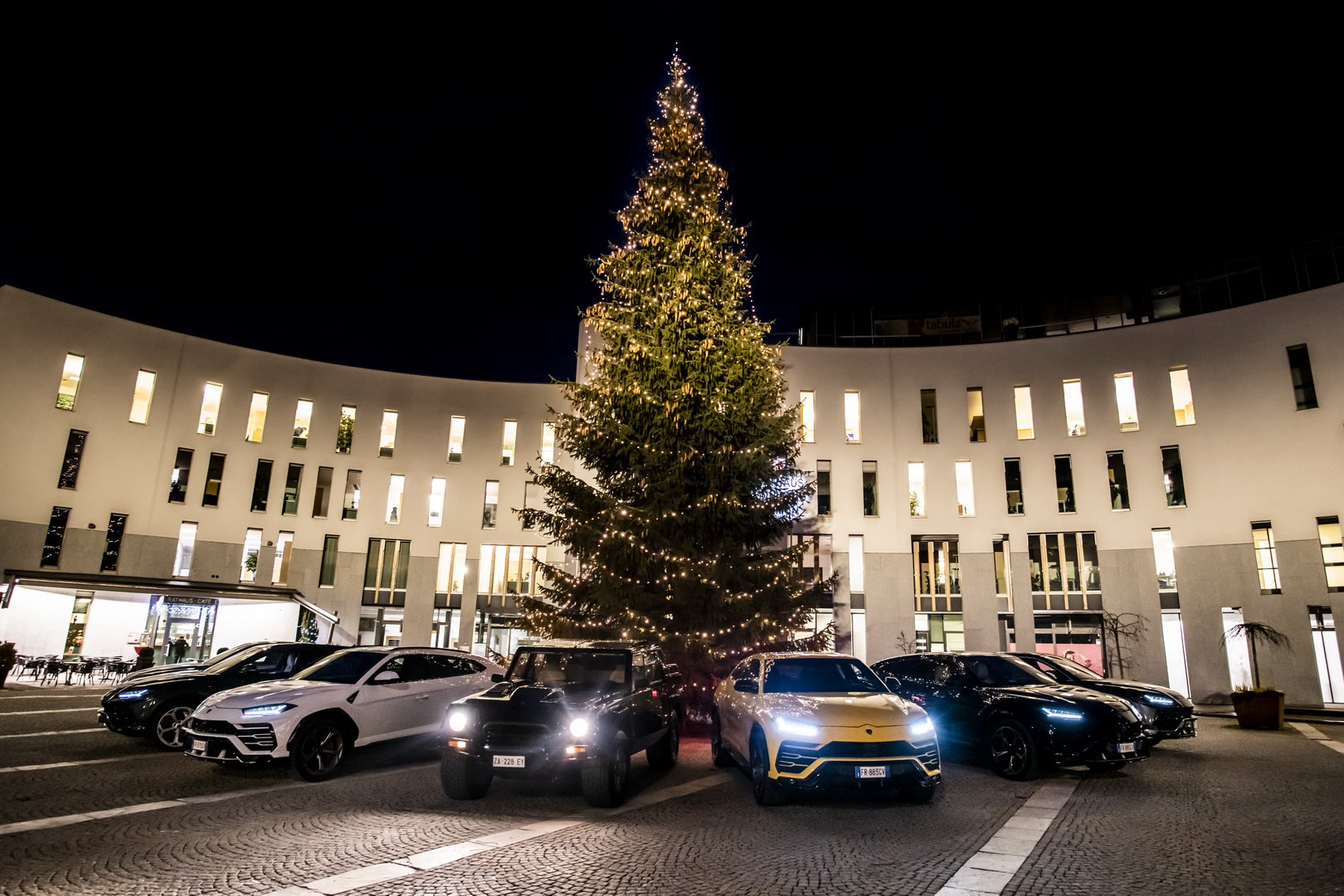 Lamborghini Urus i LM002 w świątecznym konwoju